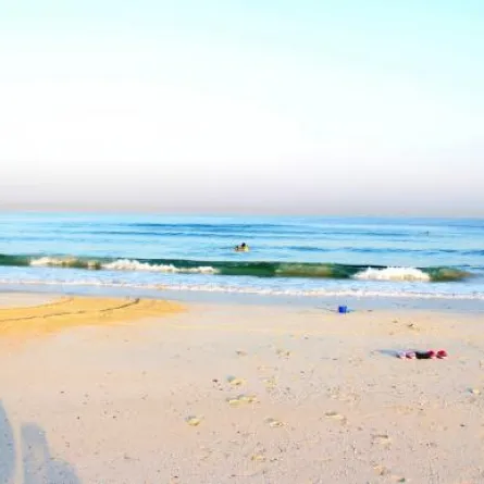 «طفلا الشاطئ» من علاقة غير شرعية