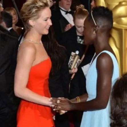 جنيفر لورانس تنتزع جائزة الاوسكار من لوبيتا نيونغو