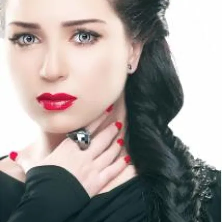 من يحاول توريط مي عز الدين في موقف سياسي؟