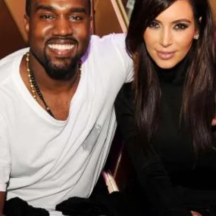 Kim kardashian وKanye West يحددان موعد زفافهما