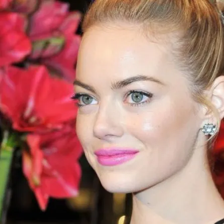 كيف تعتنيEmma Stone  ببشرتها في الصيف؟