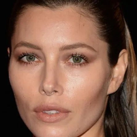 Jessica Biel  تضع قرطاً في أنفها