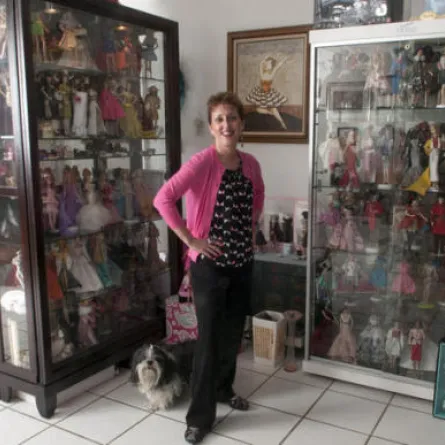 امرأة تجمع 3 آلاف دمية "باربي"