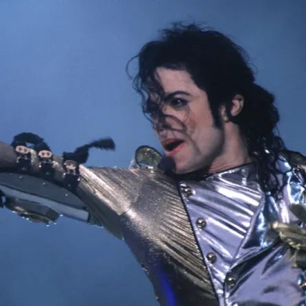 شفاه وحواجب Michael Jackson موشومة بالتاتو...وجثته لا تشبهه