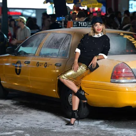 Rita Ora الوجه الجديد في إعلانات DKNY