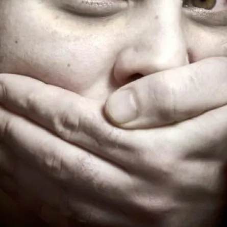 لبناني يغتصب 10 أطفال ويصوّر فظائعه