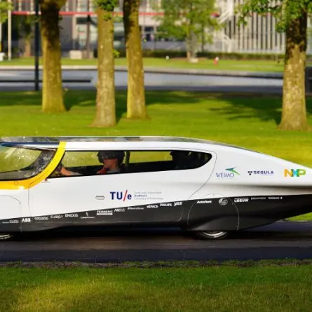 سيارة عائلية تعمل بالطاقة الشمسية