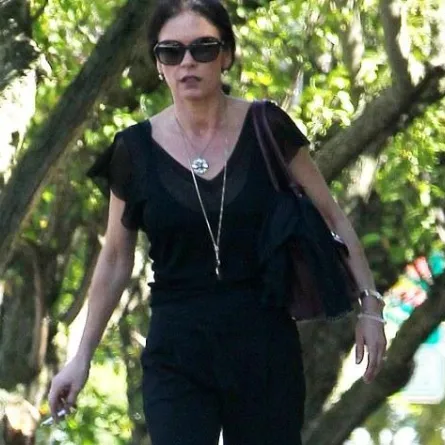 Catherine Zeta-Jones بعد الإنفصال نحيلة حزينة وتدخن