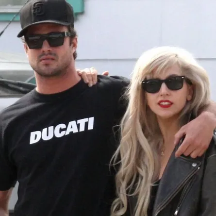 Lady Gaga تنفي خبر انفصالها على طريقتها