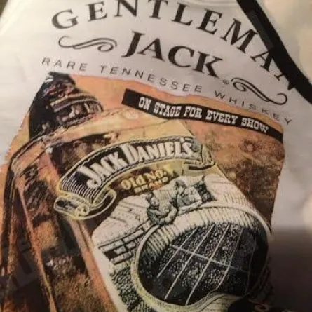 ملابس رجالية تحمل دعاية لأحد أنواع الخمور