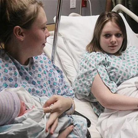 شقيتان توأم تلدان في الوقت نفسه