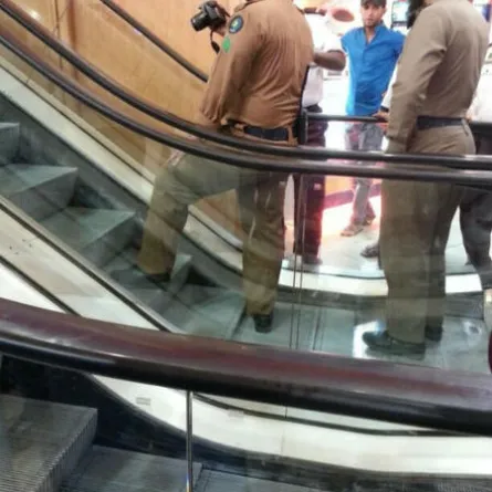 سلم كهربائي يقطع إصبع طفل في أحد أسواق مكة