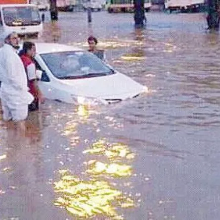 10 منازل وتعلق 15 سيارة بسبب أمطار الحفر