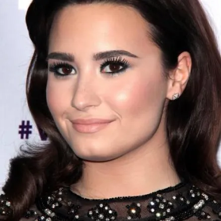 ديمي لوفاتو.. على عكازين