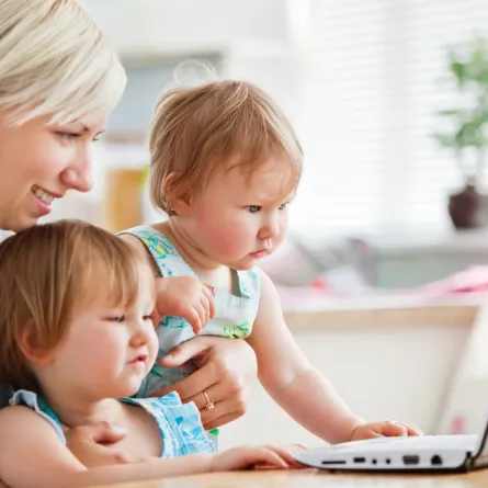 هل من الحكمة أن تتحدثي عن مولودك على الإنترنت؟