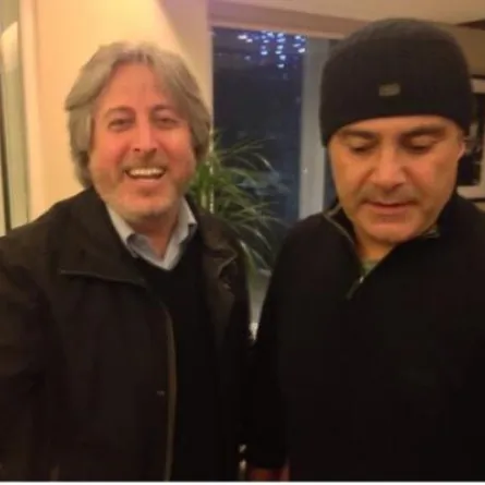 أول صورة لعاصي الحلًاني على قدميه بعد العملية