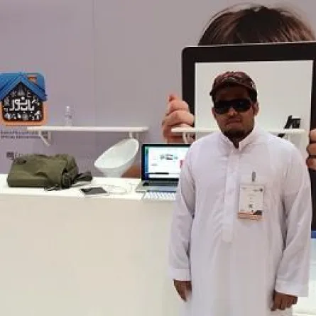 كفيف سعودي يستعرض مهاراته في استخدام الأجهزة الذكية