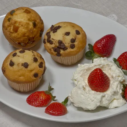 أكواب "الكيك" مع الكريما والفراولة