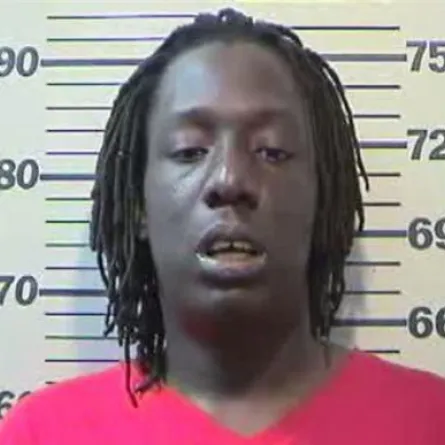 يحمل موبايلين ويقود السيّارة بركبتيه!