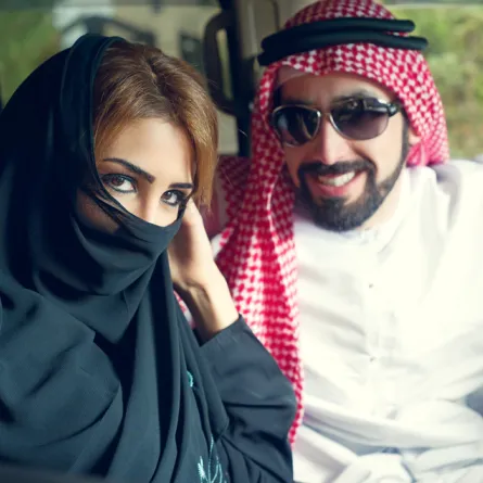 مغاربة يتنكرون للفوز بقلوب بنات بلدهم