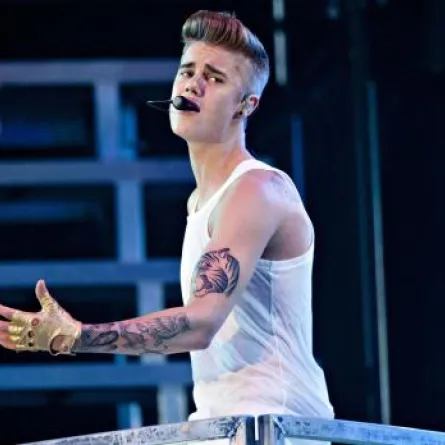 Justin Bieber يتأخّر عن حفلته بدبي ويتعرّض لهجوم على المسرح