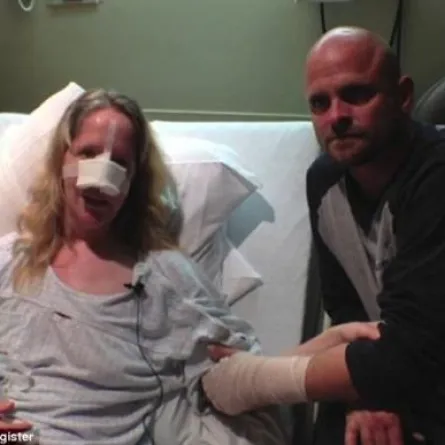 رجل يعض كلبًا