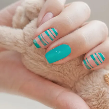 البيج والأزرق يزيّن اظافرك