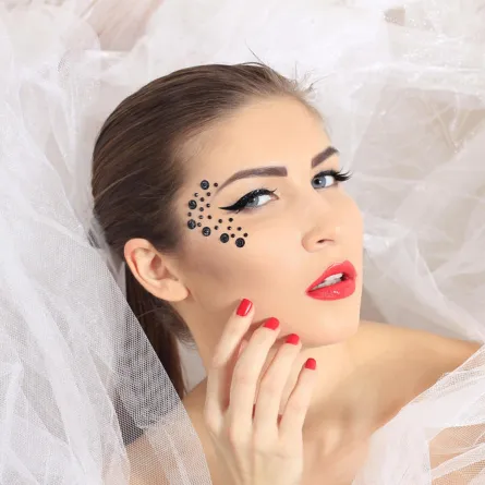 إليك طرق تكثيف رموشك بالماسكارا نهار زفافك