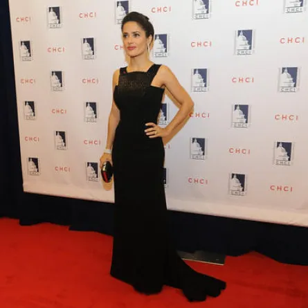 أجمل 3 إطلالات بالأسود هذا الأسبوع