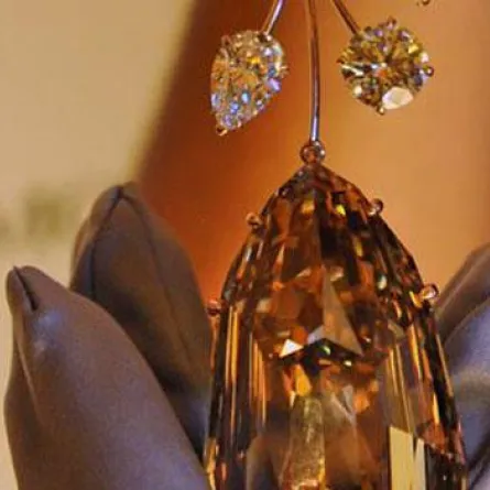 أغلى قلادة بمهرجان المجوهرات بسنغافورة