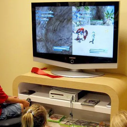 عائلة بريطانية تستنجد بالشرطة لمنع ابنها من لعب الإكس بوكس