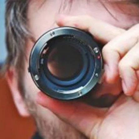 يتجسس على زوجته من داخل صندوق سيارتها