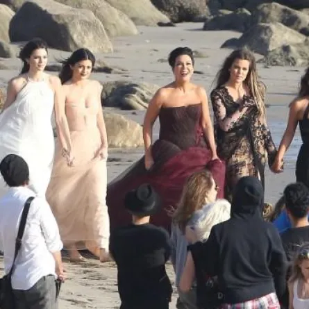 kim kardashian تستعيد رشاقتها مع إخوتها على الشاطئ