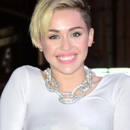 وجه من وشمت Miley Cyrus على يدها؟