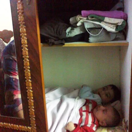 طفلان فلسطينيان ينامان في خزانة الملابس منذ ولادتهما