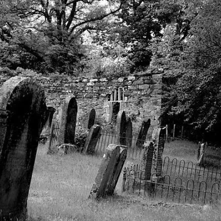 عجوز إيطالية تلقى حتفها في قبر زوجها