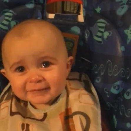 دموع طفلة تأسر قلوب العالم!