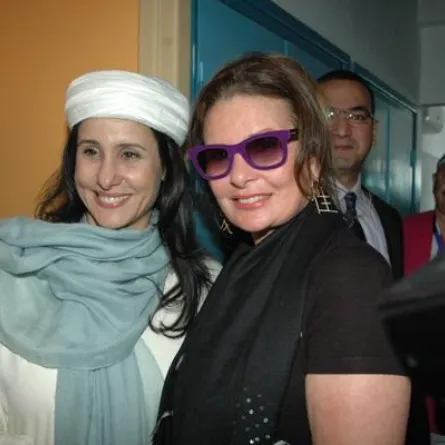 يسرا تزور مرضى العيون بمراكش