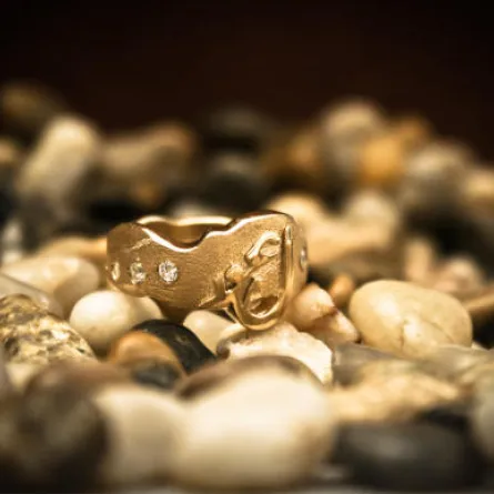 الأسماء تزين خواتم المصممة آية جبريل