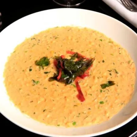 حساء الذرة مع الحبق لمائدة مميّزة