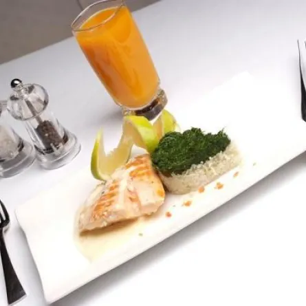 السلمون الطازج مع صلصة الليمون الحامض