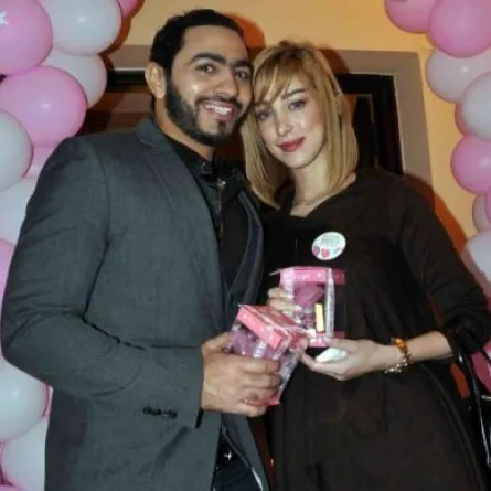 تامر حسني يتخلى عن دبلة زواجه وبسمة تخفي حملها؟