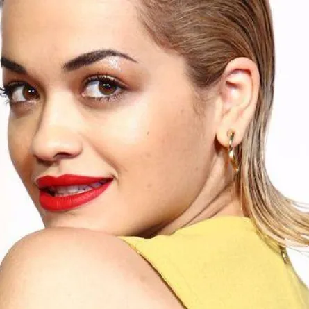 ريتا أورا تسقط من سماء دبي