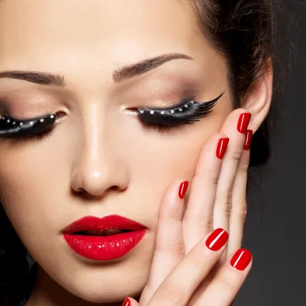 4 خطوات لتركيب الرموش الاصطناعيّة