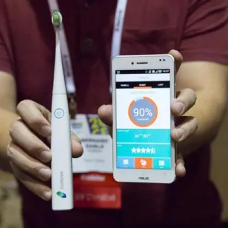 فرشاة أسنان ذكية تعالج التهابات اللثة