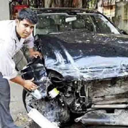 حطم سيارته الفارهة من أجل فأر