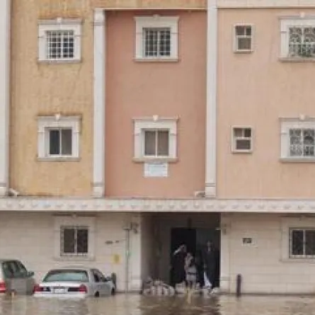 أكياس رمل لمنع وصول مياه الأمطار للمنازل في الرياض