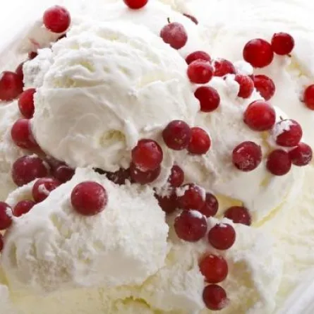 التوت البرّي مع كريما الفانيليا