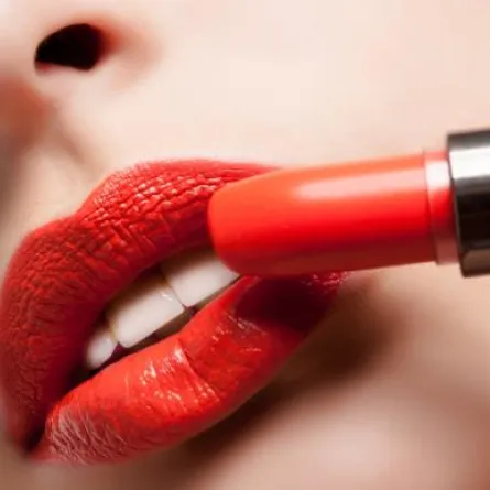 55% من أحمر الشفاه يحتوي رصاصاً