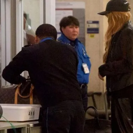 ليندساي لوهان تهرب من مشاكلها إلى دبي